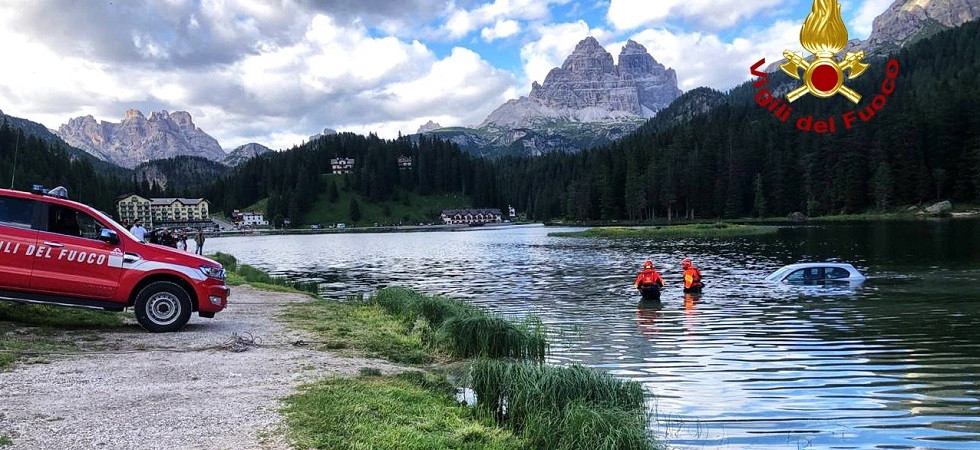 Parcheggia l’auto per andare a bere un caffè ma l’Alfa 147 finisce nel lago